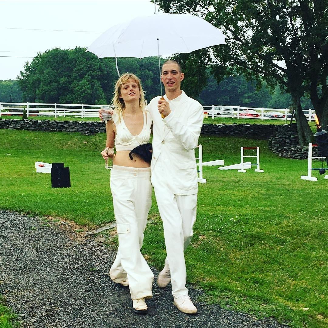 婚纱不搭球鞋就落伍!盘点8个中西方穿球鞋拍婚纱的女星