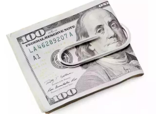 Prada卖185美刀的回形针被群嘲,那你让LV、爱马仕、superme怎么办?