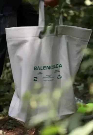 Prada卖185美刀的回形针被群嘲,那你让LV、爱马仕、superme怎么办?