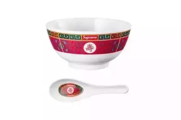 Prada卖185美刀的回形针被群嘲,那你让LV、爱马仕、superme怎么办?