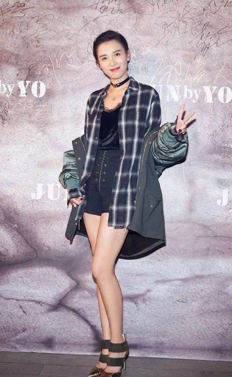 女星都在穿这件桌布单品，看完1秒就爱上！