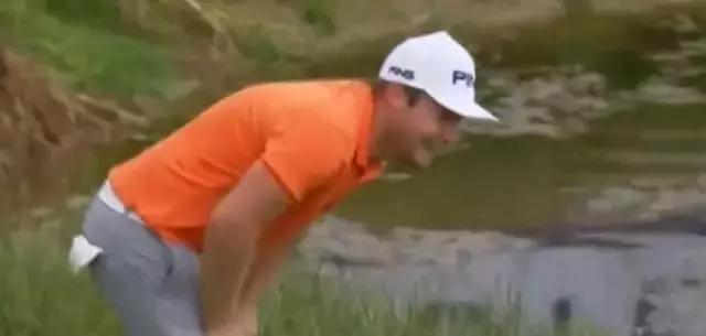 妈妈帮儿子在有鳄鱼的湖里捡球杆，中国高球一哥还没断奶吗