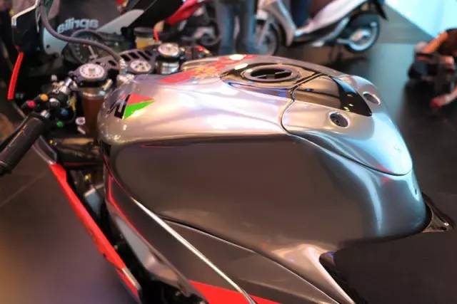 rsv4街车和跑车,新款rsv4赛道测评