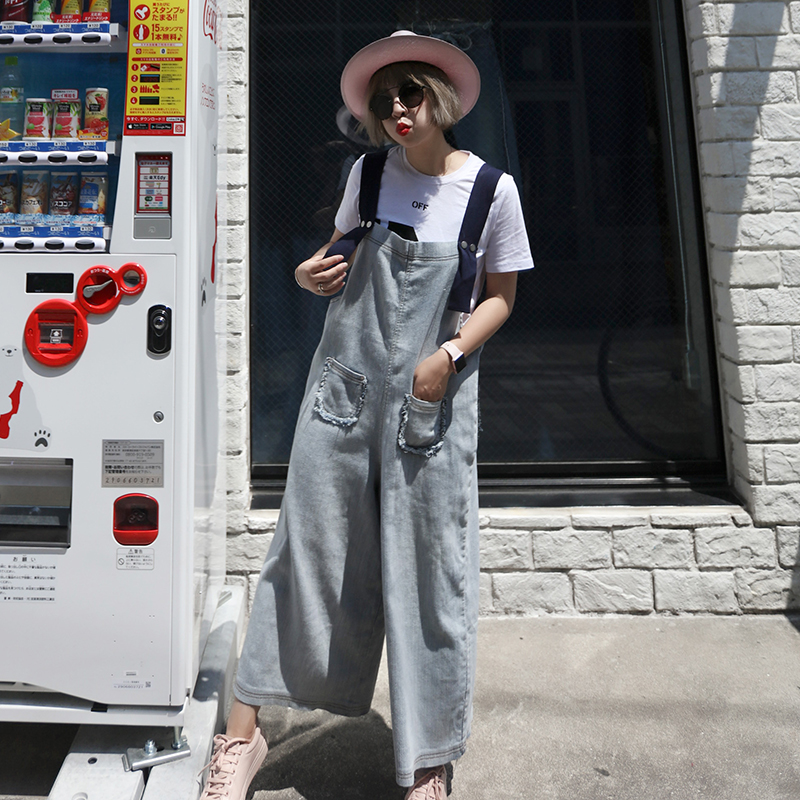 背带牛仔裤怎么搭配图片女,背带牛仔裤搭配什么上衣40多岁女