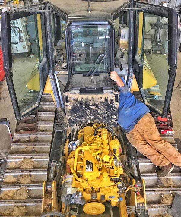 新来的菜鸟又把“挖掘机”开翻了！每周工程机械酷图（18）