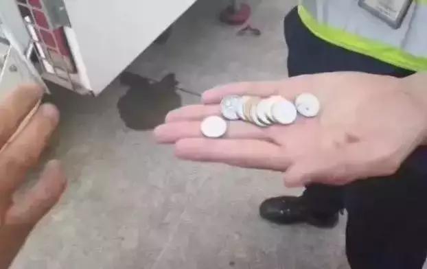 向飞机发动机扔硬币怎么判的,老年人往飞机发动机扔硬币