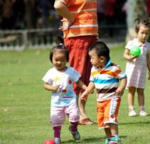 小女孩把别人的眼睛踢肿了,她奶奶说,踢死你也够不着判刑!