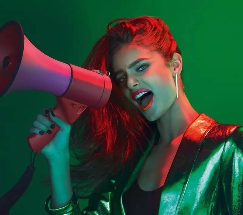 忘掉玻璃唇，现在是彩虹唇的时代了