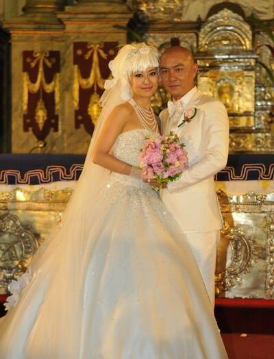 晒港剧晒港茶晒维港晒青涩照片,看看黄晓明唐嫣baby张卫健眼中的香港