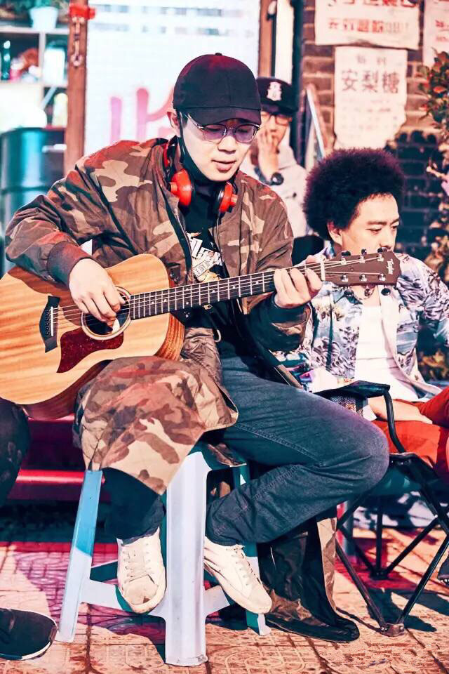 晒港剧晒港茶晒维港晒青涩照片,看看黄晓明唐嫣baby张卫健眼中的香港