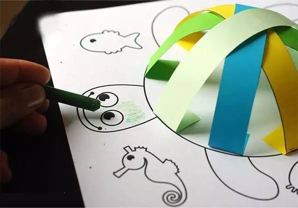 怎么用一个塑料瓶给小乌龟做家,幼儿用鸡蛋盒制作手工小乌龟教程