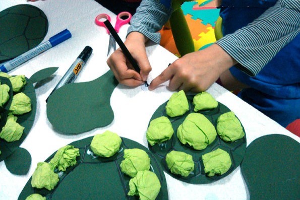 怎么用一个塑料瓶给小乌龟做家,幼儿用鸡蛋盒制作手工小乌龟教程