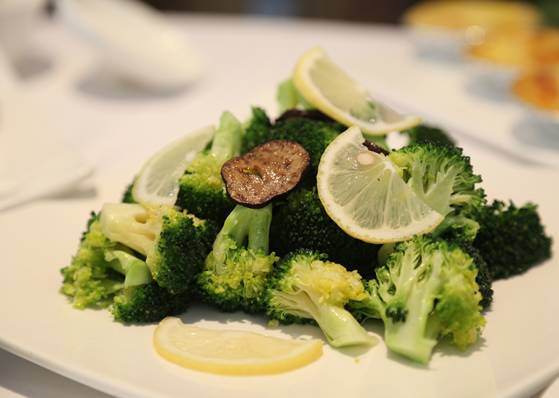 鼓起勇气踏入“武汉天地”剪头发，没想到却被“搞”大了肚子……