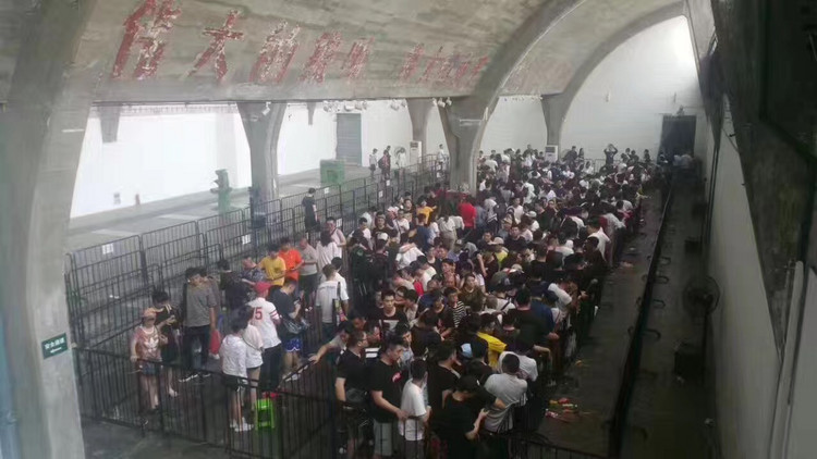 lv联名supreme火爆程度,lvxsupreme衬衫