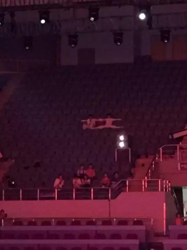 要不是腰软，怎么能把腿的劈这么开？