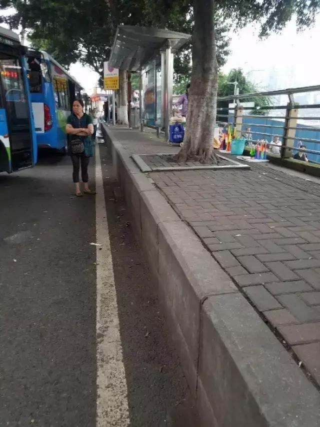 要不是腰软，怎么能把腿的劈这么开？