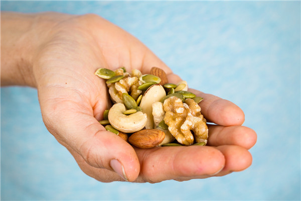 一把瓜子一勺油,一口瓜子满口油是真是假