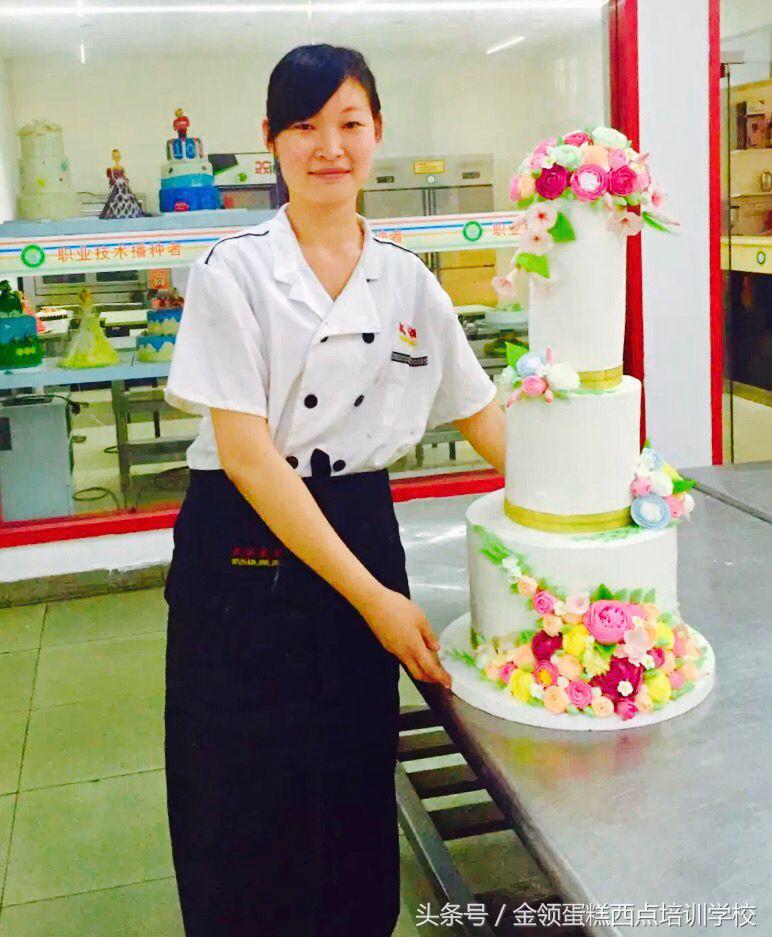 最实用蛋糕裱花嘴的方法,家庭版生日蛋糕裱花的正确方法