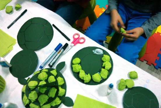 怎么用一个塑料瓶给小乌龟做家,幼儿用鸡蛋盒制作手工小乌龟教程