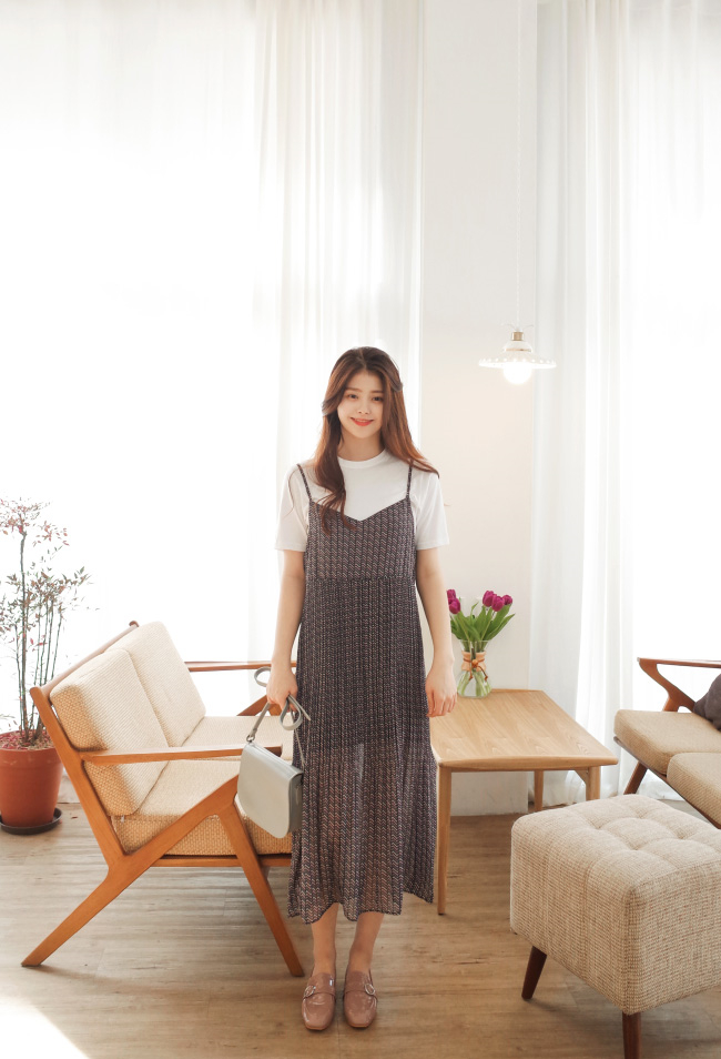 吊带裙配T恤最新韩版女装引领时尚潮流趋势