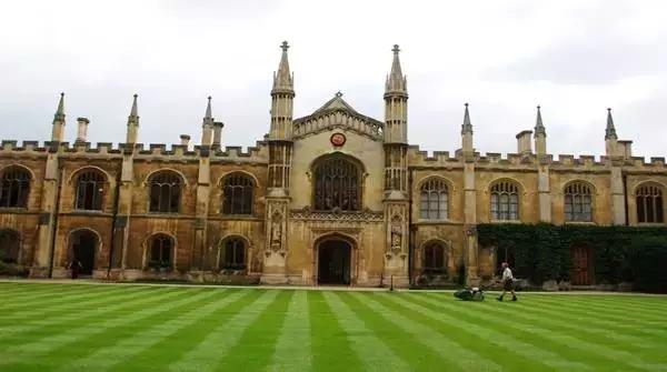 百年校训厚德载物完整视频,百年名校校训