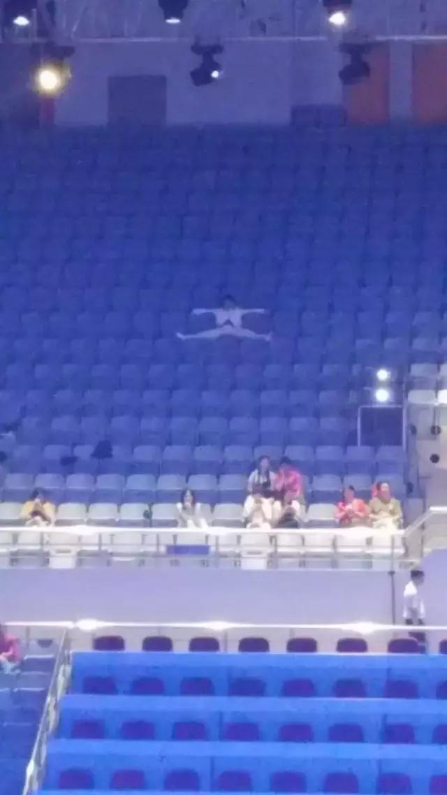 要不是腰软，怎么能把腿的劈这么开？