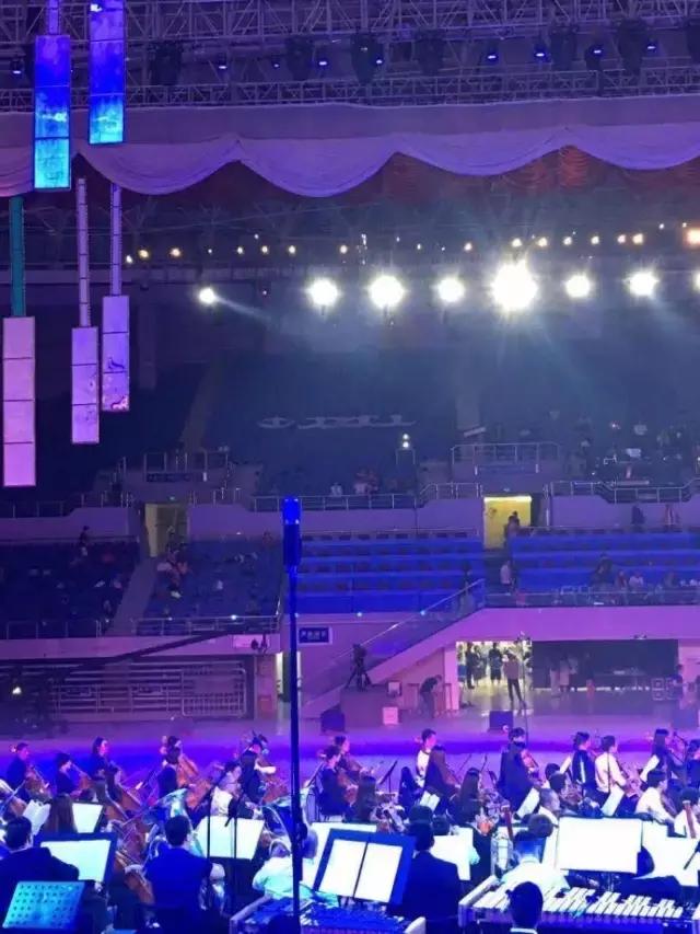 要不是腰软，怎么能把腿的劈这么开？