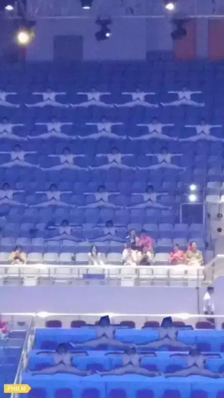 要不是腰软，怎么能把腿的劈这么开？