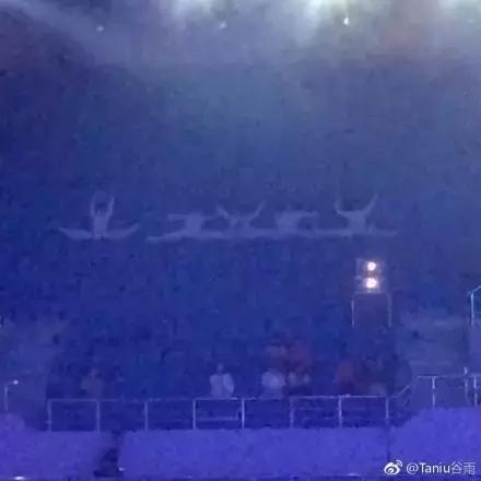 要不是腰软，怎么能把腿的劈这么开？