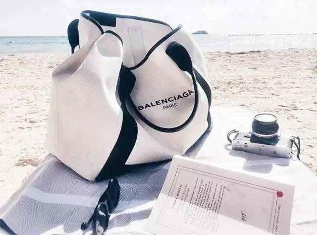 最近整个时尚圈都中了这个包包的毒!