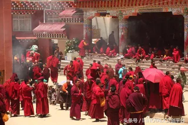 一个玩摇滚的大男生却始终戴着一串菩提项链，在*藏西**目睹了一整条河的六字真言，回来后他选择了当一个银匠人