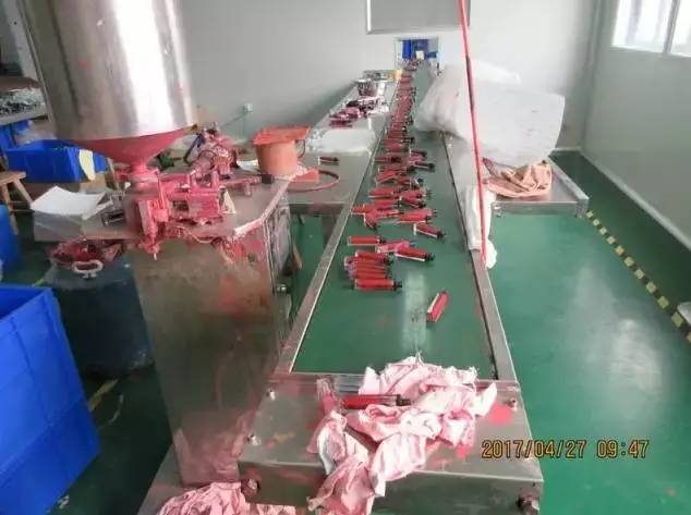 你花高价代购回来的资生堂成本只要几毛钱！这个脏乱差的造假小作坊却因此利润直翻100多倍