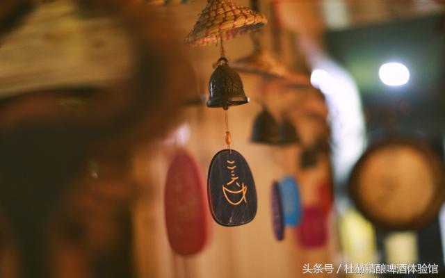 逃亡酒吧有温婉纯真的纳西族姑娘，有橙黄温暖的钨丝小吊灯，还有的，便是那陪伴旅者多年的民谣吉他