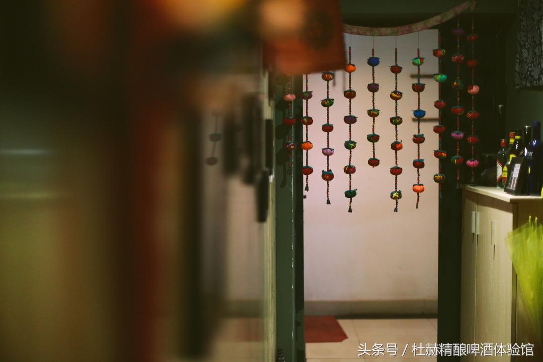 逃亡酒吧有温婉纯真的纳西族姑娘，有橙黄温暖的钨丝小吊灯，还有的，便是那陪伴旅者多年的民谣吉他