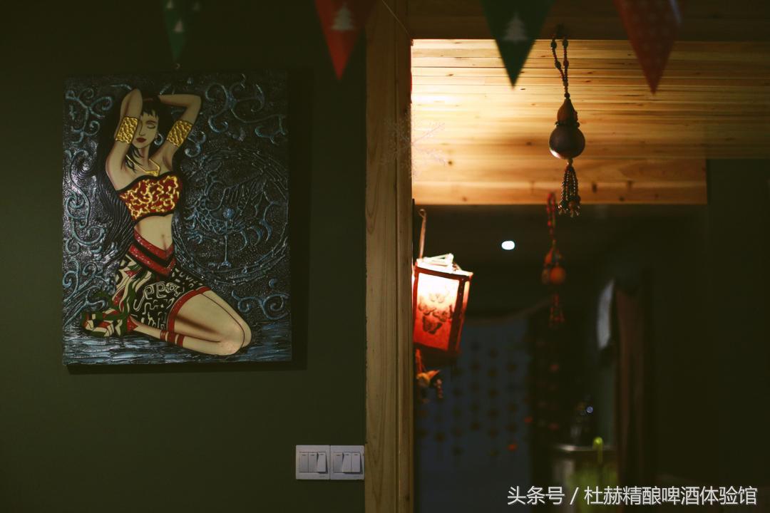 逃亡酒吧有温婉纯真的纳西族姑娘，有橙黄温暖的钨丝小吊灯，还有的，便是那陪伴旅者多年的民谣吉他