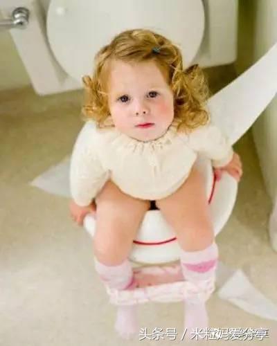 宝宝眼屎多便秘是怎么回事,宝宝眼屎多尿黄是怎么回事