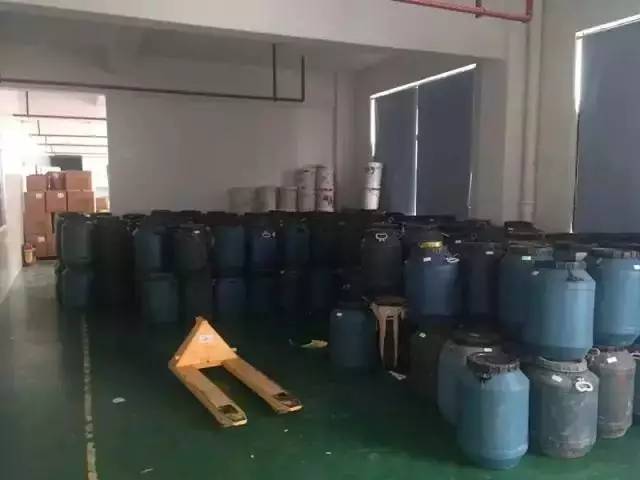 你花高价代购回来的资生堂成本只要几毛钱！这个脏乱差的造假小作坊却因此利润直翻100多倍