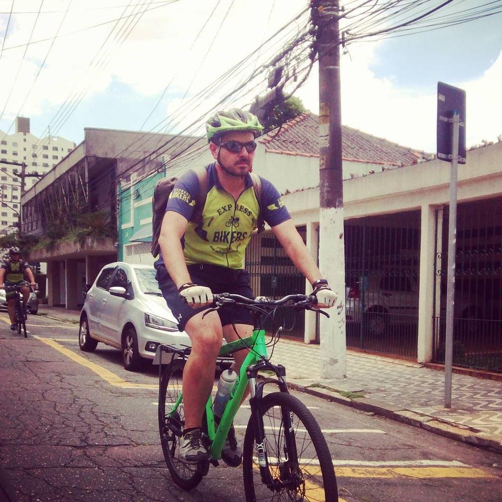 伦敦单车快递员月薪4万人民币，穿梭在混乱的大街小巷，一不小心遇富婆邀请进门休息