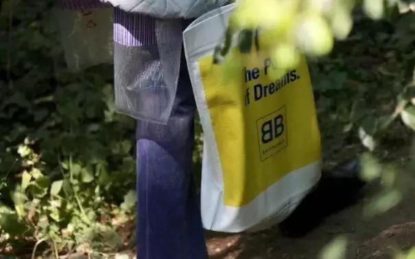 Prada卖185美刀的回形针被群嘲,那你让LV、爱马仕、superme怎么办?