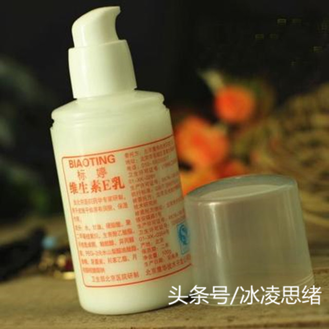 女人手晒黑不要慌，天天用“它”擦手，一周小手变的白嫩