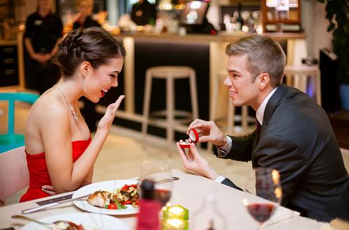 什么样的家庭可以买两万多的钻戒,工薪阶层有必要买10万的钻戒吗