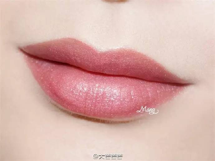 比起只用30块唇膏直播的伊能静，化妆我只服包文婧！