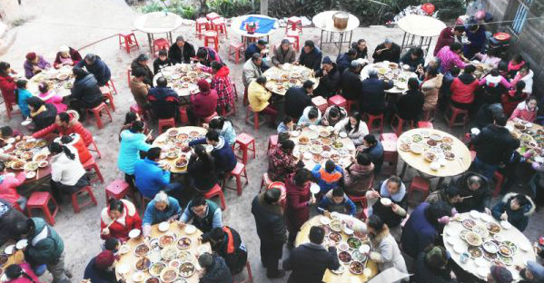 农村居民赚得少花得多？缩小城乡收入差距还得这么办：多找来钱道儿婚丧嫁娶少杀猪宰羊铺张浪费