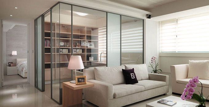 纯玻璃隔断的优点简约大气,玻璃隔断极简