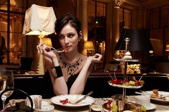 伦敦单车快递员月薪4万人民币，穿梭在混乱的大街小巷，一不小心遇富婆邀请进门休息