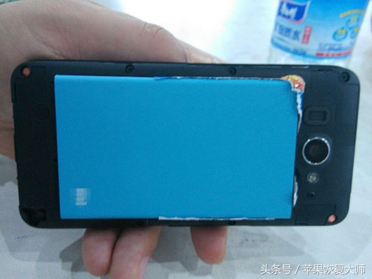 手机不能拆电池是在逼你换手机?停一下,瞅准了再开喷!