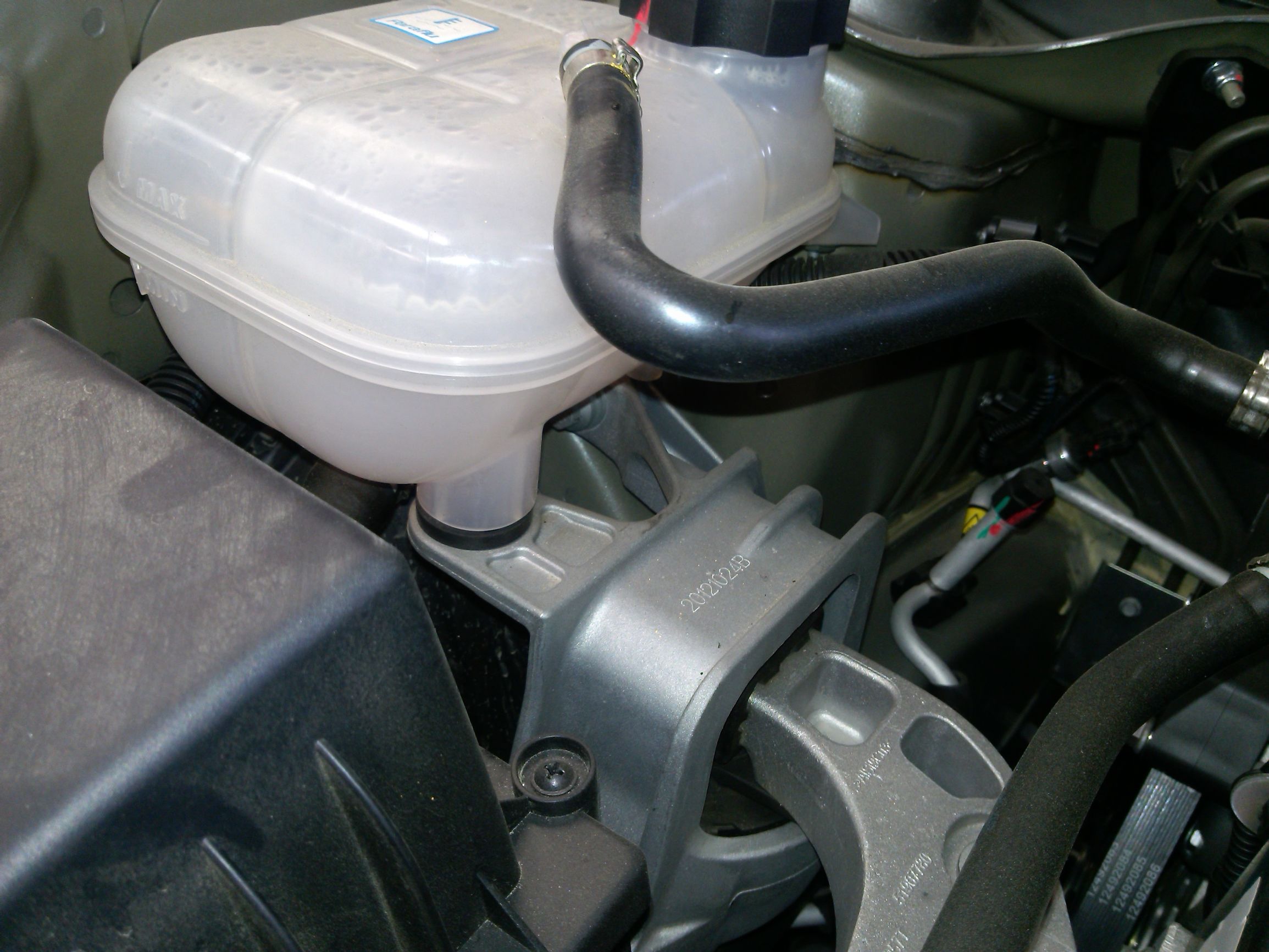 汽车防冻液缺了加什么呢,汽车防冻液缺了可以加纯净水吗