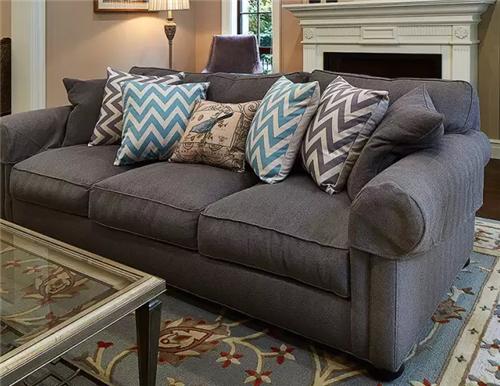 客厅实木沙发和布艺沙发哪个好,客厅放大沙发好还是小沙发好