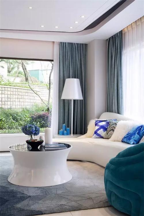 客厅实木沙发和布艺沙发哪个好,客厅放大沙发好还是小沙发好