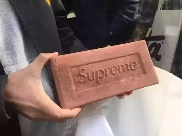 Prada卖185美刀的回形针被群嘲,那你让LV、爱马仕、superme怎么办?